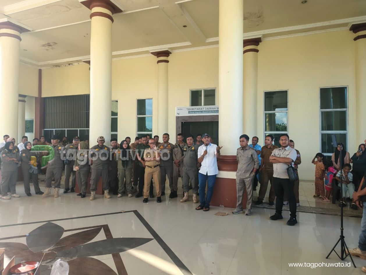 LSM LABRAK Duduki Kantor Bupati Tiga Hari, Ketua DPRD Pohuwato Turun Temui Massa Aksi
