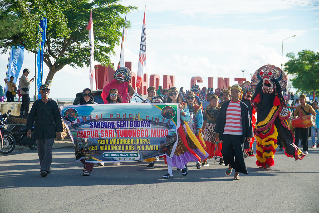 Karnaval Budaya Multi Etnis Ramaikan Festival Pesona Pohon Cinta 2024.