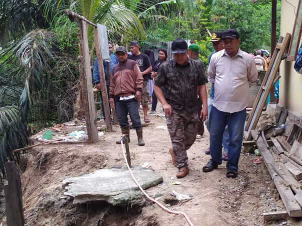 Ketua DPRD Beni Nento, Didampingi Anggota DPRD Otan Mamu, Saat Mengunjungi Kondisi Rumah Warga Terdampak di Desa Soginti. (Foto : Istimewa)