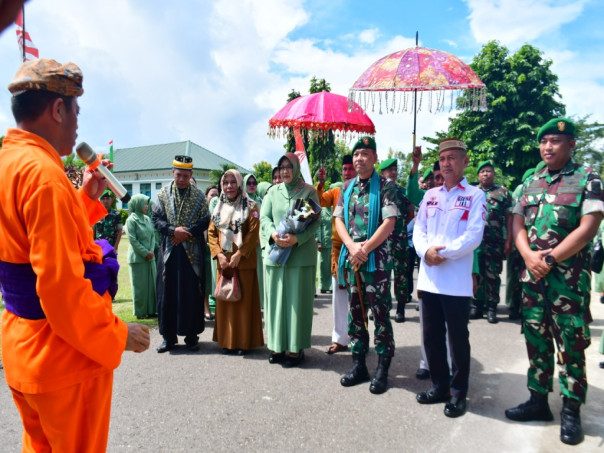 Bupati Bersama Danrem 133 Nani Wartabone Disambut Secara Adat Gorontalo. Foto : Iwan Karim