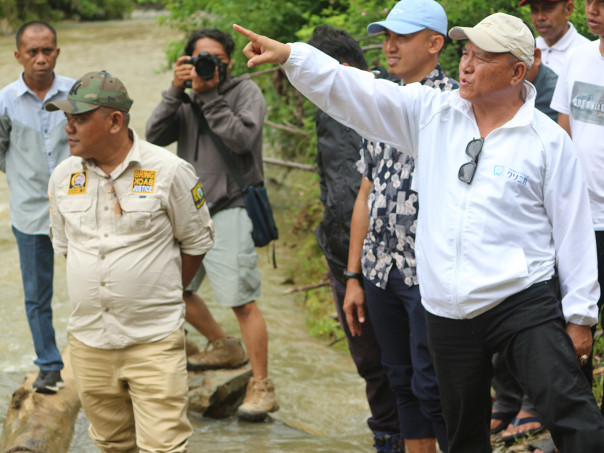 Ketua DPRD Pohuwato, Beni Nento Bersama Rombongan Saat Meninjau Langsung Lokasi Terdampak Krisis Air di Kecamatan Popayato. (Foto : Edi Susanto)