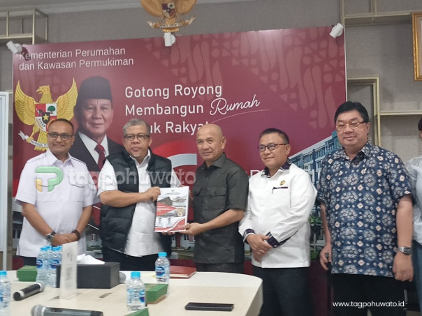Ketua DPRD Pohuwato Bersama Bupati Pohuwato Menyerahkan Proposal Usulan Kepada Wamen Fahri Hamzah. (Foto : Istimewa)