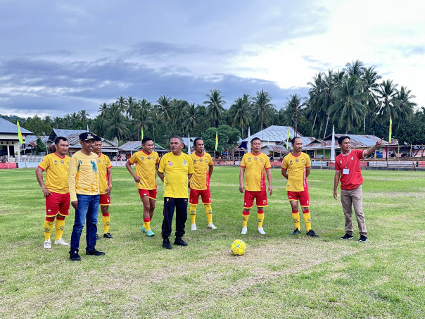 Ketua Askab PSSI Pohuwato, Nasir Giasi saat membuka turnamen sepak bola Bersinar Cup 2024. Foto : Nando Himran