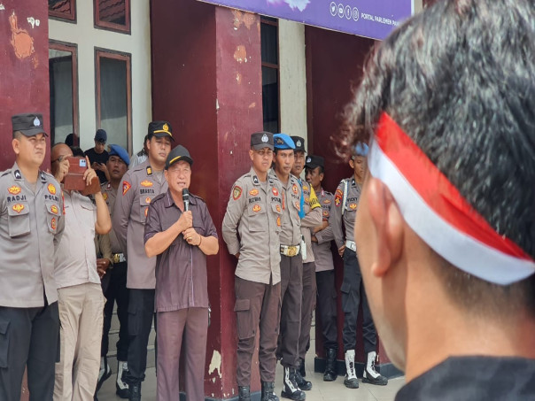 Ketua Komisi III Beni Nento Saat Menerima Masa Aksi dihalaman Kantor DPRD Pohuwato.