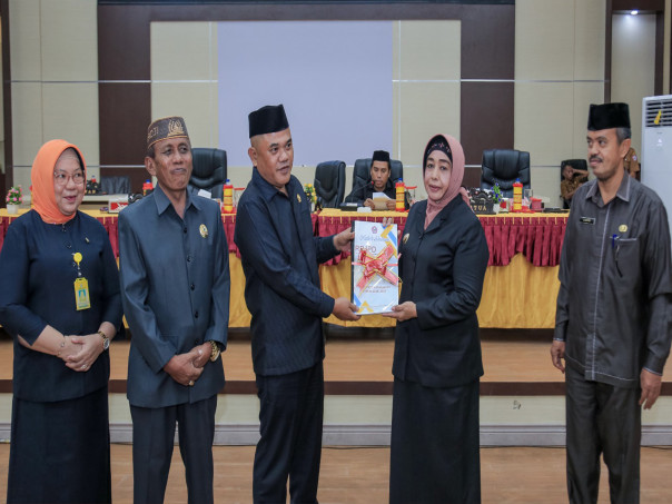 Ketua DPRD Pohuwato, Nasir Giasi Bersama Wabup Suharsi, didampingi oleh Wakil Ketua II, Idris Kadji, Sekda Pohuwato, Iskandar Datau, dan Sekwan Hamka Mbuinga.