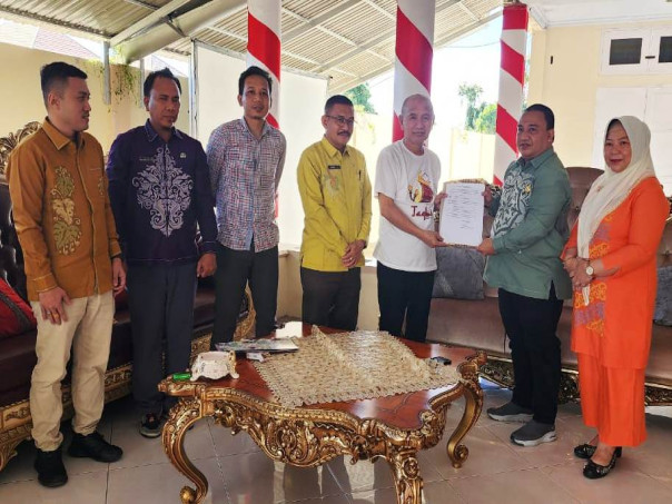 Penyerahan Surat Keputusan (SK) Anggota DPRD Kabupaten Pohuwato Kepada Bupati.