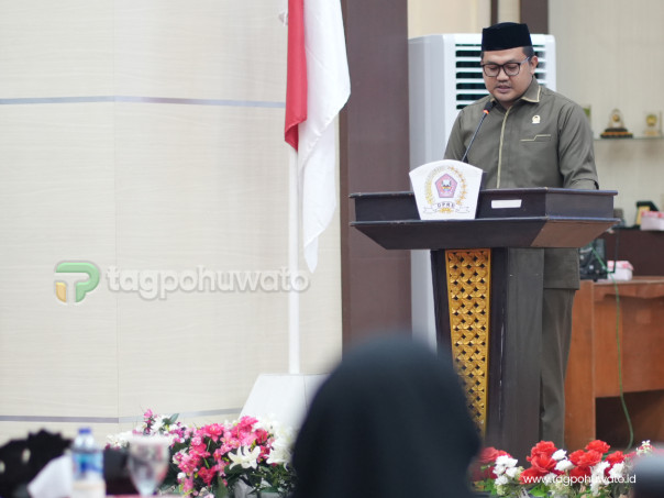 Ketua Fraksi Golkar, AKbar Baderan Saat Menyampaikan Pandangan Umum Fraksi Pada Rapat Paripurna DPRD Pohuwato. (Foto : tagpohuwato)