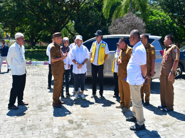 Bupati Pohuwwato, Saipul A. Mbuinga, didampingi Ketua DPRD, Nasir Giasi, saat melakukan peninjauan pembangunan Kantor Bupati Pohuwato bersama tim Kementerian PUPR.