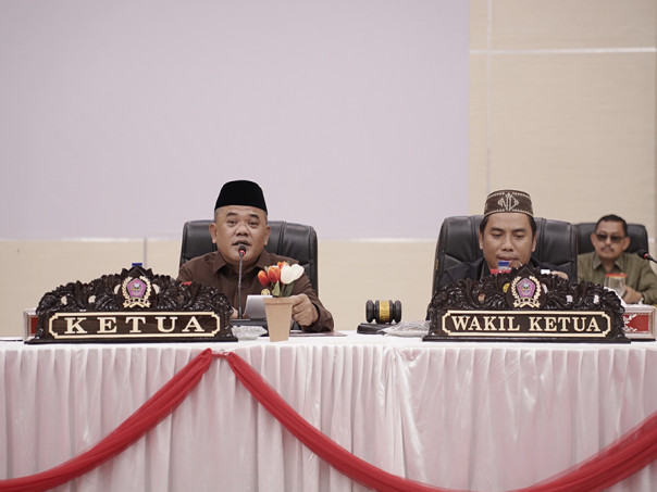 Ketua DPRD Sementara Nasir Giasi Memimpin Rapat Paripurna ke-2, (Foto : Mohamad Halid)
