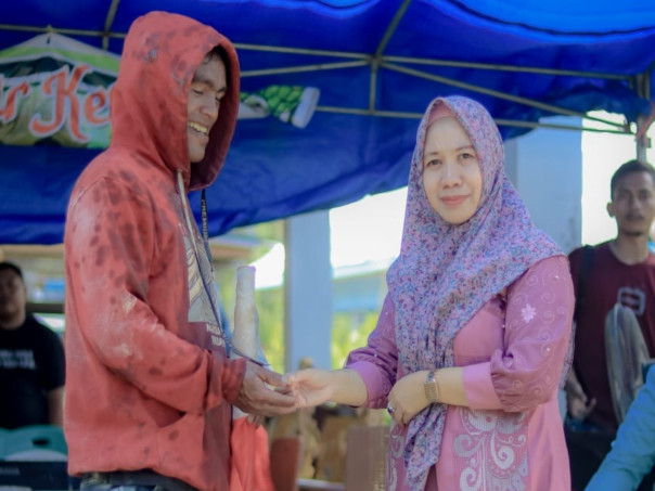 Kades Erna Giasi menyerahkan hadiah emas. Foto Mirnawati Nento (FB)
