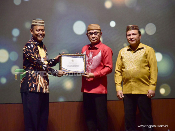 Bupati Pohuwato bersama Ketua DPRD Beni Nento Saat Menerima Opini WTP 2024. (Foto : Istimewa)