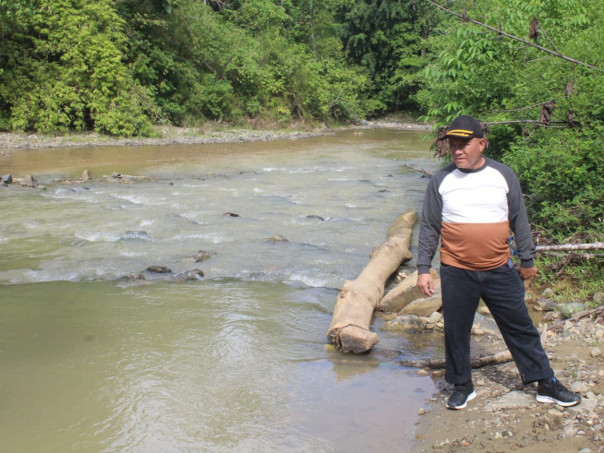 Ketua DPRD Pohuwato, Beni Nento Saat Berada di Aliran Sungai Popayato. (Foto : Guslan WN)