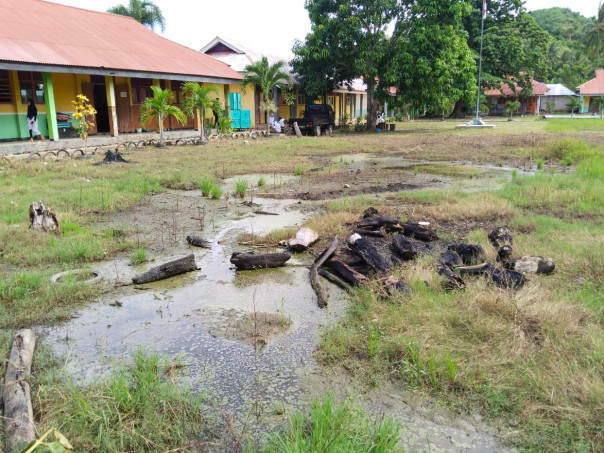 Foto kondisi genangan air diarea halaman sekolah SMP N 1 Wanggarasi.