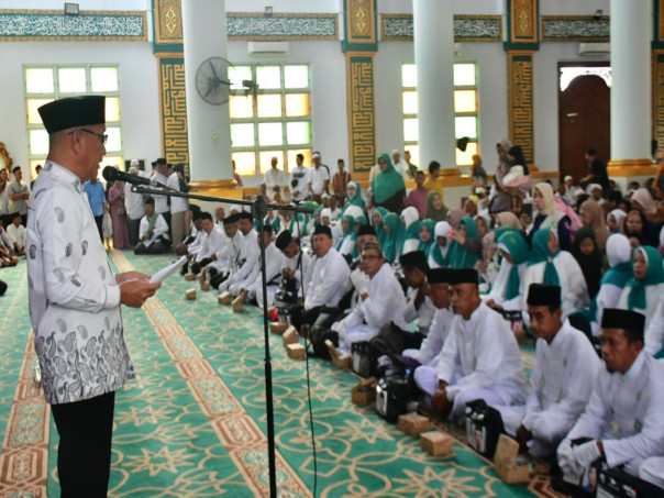 Bupati Saat Melepas Jemaah Calon Haji Kabupaten Pohuwato di Masjid Agung Baiturahim. Foto : Iwan Karim