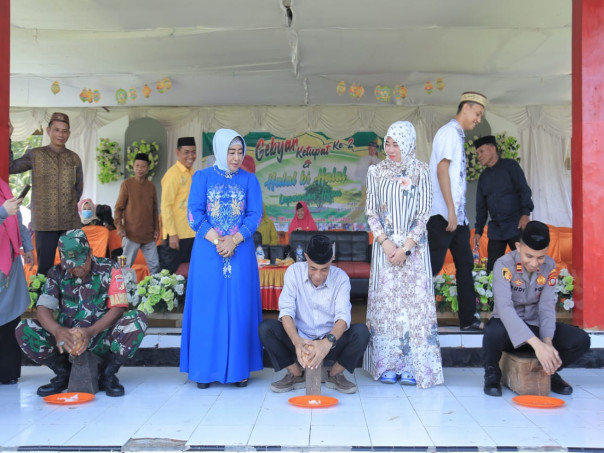 Wabup Suharsi bersama peserta lomba. Foto Iwan Karim