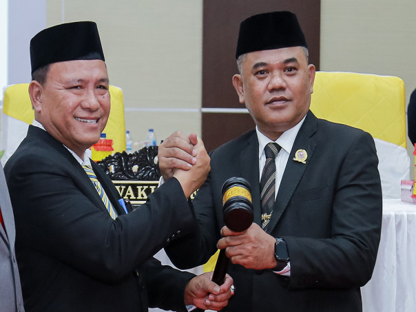 Penyerahan Palu Sidang Dari Ketua Sebelumnya Nasir Giasi Kepada Ketua DPRD Terpilih Beni Nento. (Foto : Razak)