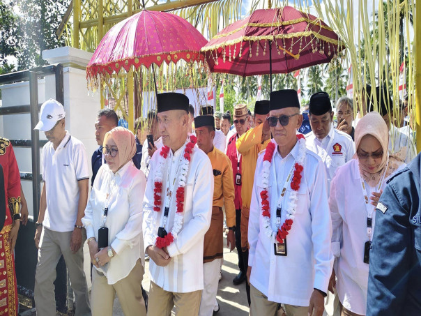 Pasangan SIAP, Saipul Mbuinga - Iwan Adam Saat Mendaftar di Kantor KPU Kabupaten Pohuwato. Foto : Andri Hippy (FB)