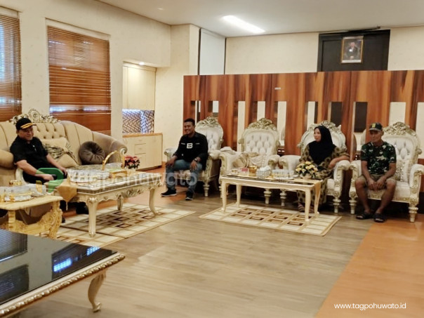 Ketua DPRD Beni Nento Saat Menerima Perwakilan Warga Desa Botubilotahu (Foto : Istimewa)