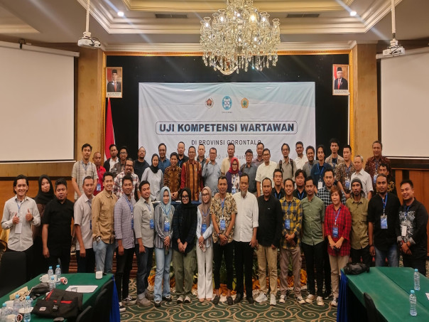 Foto Bersama Seluruh Peserta Bersama Penguji dan Dewan Pers Pada Penutupan UKW Provinsi Gorontalo. (Foto:Ryan)