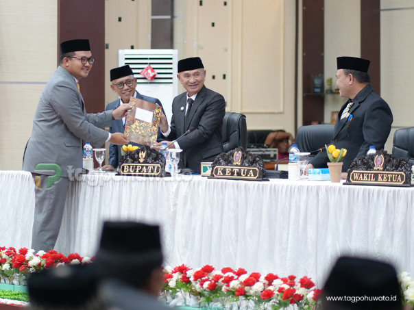 Anggota DPRD, Akbar Baderan Saat Menyerahkan Dokumen Pokir Hasil Reses. (Foto : Tagpohuwato)