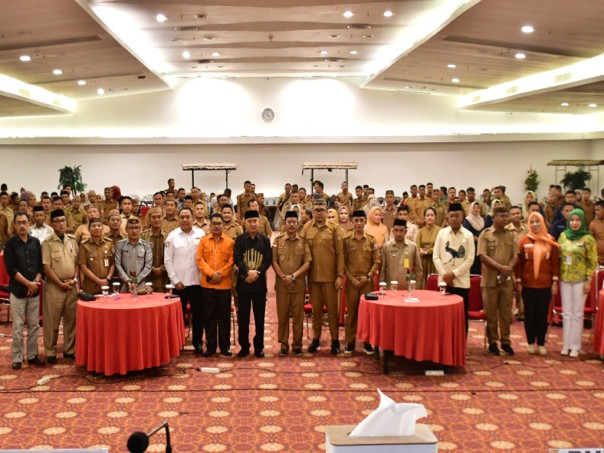 Foto bersama Bupati dan peserta workshop di ruang aula Hotel Fox Kota Gorontalo.
